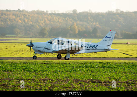 Piper PA-28 Cherokee Arrow in Wellesbourne Flugplatz, UK (G-TEBZ) Stockfoto