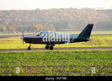 Piper PA-28 Cherokee Krieger II in Wellesbourne Flugplatz, UK (G-EOL) Stockfoto