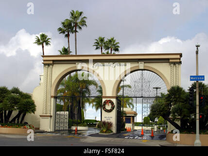 7. Dezember 2003; Hollywood, Kalifornien, USA; Paramount Bilder Filmproduktionsfirma 5555 Melrose Avenue Los Angeles gelegen. Die berühmten Bögen mit Palmen hinter. © Ruaridh Stewart/ZUMAPRESS.com/Alamy Live-Nachrichten Stockfoto