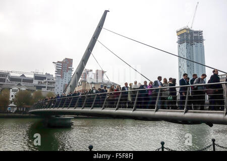 London, UK. 3. November 2015. Die industrielle Streiks durch die Docklands Light Railway zwingt Pendler nehmen Alternativroute zu arbeiten, während es noch neblig war. Der Streik wird voraussichtlich am Mittwoch zu Ende, aber erwarten, dass weitere Verzögerungen am Donnerstagmorgen. Stockfoto