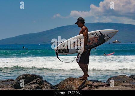 Surfer im Hafen von Lahaina, Maui, Hawaii, Molokai im Hintergrund Stockfoto