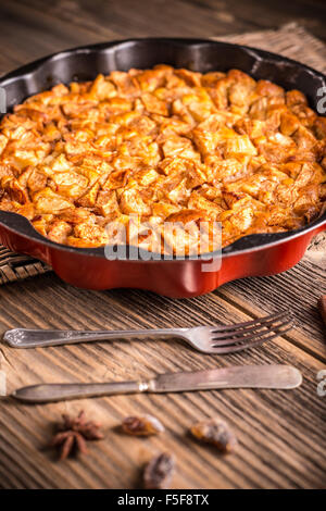 Hausgemachter Apfelkuchen Dessert in Metall Tortenform Stockfoto