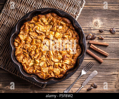 Draufsicht der Apfelkuchen auf hölzernen Hintergrund Stockfoto