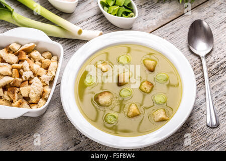 Leckeren frischen Lauch Suppe in die weiße Platte Stockfoto