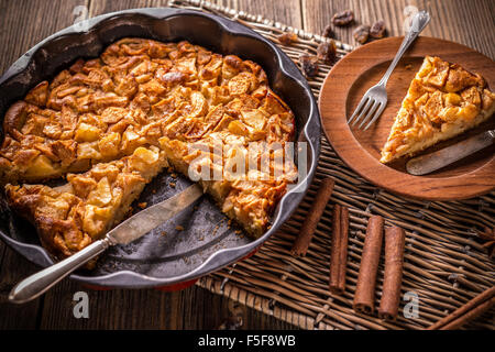 Apfelkuchen in der Backform mit einer Scheibe entfernt Stockfoto