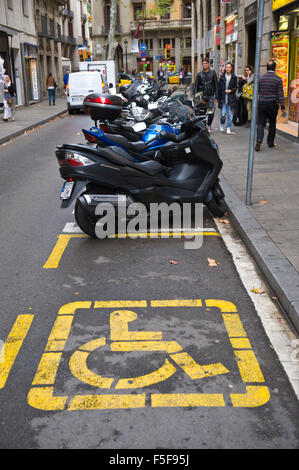 Behindertenparkplatz auf Straße in Barcelona Katalonien Spanien ES Stockfoto