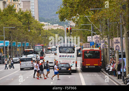 Menschen Kreuzung Straße mit Verkehr in Barcelona Katalonien Spanien ES Stockfoto