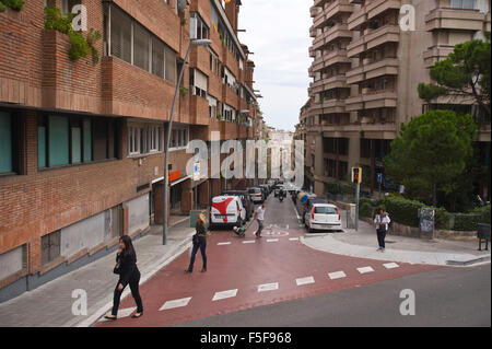 Menschen Kreuzung Straße mit Verkehr in Barcelona Katalonien Spanien ES Stockfoto