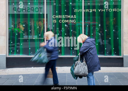 Weihnachten steht vor der Tür, Vorbereitungen für die Fensteranzeige in Marks & Spencers Church Street, Liverpool One, Merseyside, Großbritannien. Liverpools Geschäftsviertel Stockfoto