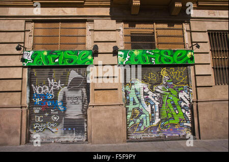 Grafitti auf Rollladen Rolltore des Gebäudes in Barcelona Katalonien Spanien ES Stockfoto