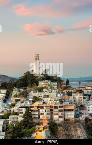 Der Coit Tower auf Fernschreiber-Hügel bei Sonnenuntergang in San Francisco, Kalifornien. In einer vertikalen Landschaft fotografiert. Stockfoto