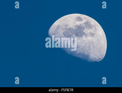Waxing Crescent Moon. Fotografieren während der Tagesstunden, die Bereitstellung eines dunkelblauen Himmels als Hintergrund. Stockfoto