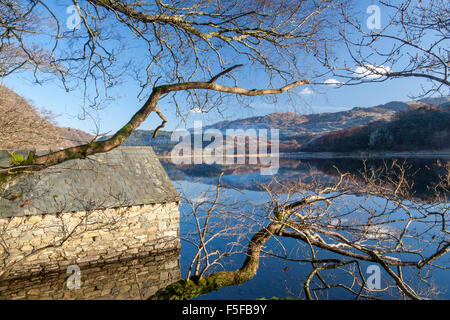 Llyn Dinas See mit steinernen Bootshaus spiegelt sich in stillem Wasser Snowdonia National Park Gwynedd North Wales UK Stockfoto