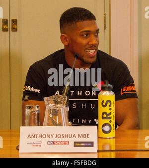 London, UK. 3. November 2015. Olympiasieger und ungeschlagenen Profi Schwergewichtsboxer Anthony Joshua auf einer Pressekonferenz seinen Kampf gegen Dillian Whyte am 12. Dezember in London zu fördern. Bildnachweis: Paul McCabe/Alamy Live-Nachrichten. Stockfoto