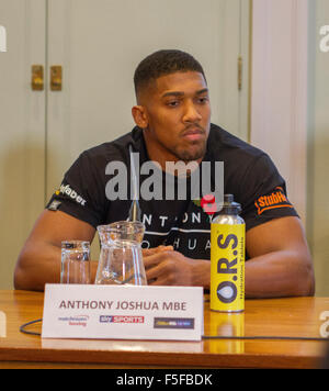 London, UK. 3. November 2015. Olympiasieger und ungeschlagenen Profi Schwergewichtsboxer Anthony Joshua auf einer Pressekonferenz seinen Kampf gegen Dillian Whyte am 12. Dezember in London zu fördern. Bildnachweis: Paul McCabe/Alamy Live-Nachrichten. Stockfoto