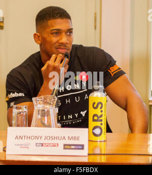 London, UK. 3. November 2015. Olympiasieger und ungeschlagenen Profi Schwergewichtsboxer Anthony Joshua auf einer Pressekonferenz seinen Kampf gegen Dillian Whyte am 12. Dezember in London zu fördern. Bildnachweis: Paul McCabe/Alamy Live-Nachrichten. Stockfoto