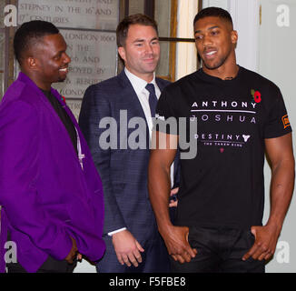 London, UK. 3. November 2015. Ungeschlagenen Schwergewichts-Boxer Dillian Whyte (links) und Anthony Joshua (rechts) mit Promotor Eddie Hearn (Mitte) bei einer Pressekonferenz zu ihrem Kampf am 12. Dezember in London zu fördern. Bildnachweis: Paul McCabe/Alamy Live-Nachrichten. Stockfoto