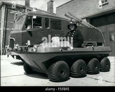 1967 - es kann einen Fluss überqueren, einen Berg zu besteigen oder Pflügen, Schlamm, Sand oder Schnee, das ist der Ar Surrey der Feuerwehr neue und einzigartige Fahrzeug für immer Männer und Ausrüstung, um die Art von Aktion-hot-Spots wäre es unmöglich, mit jeder anderen Art von LKW oder Gerät zu erreichen. Surrey, Argocat ist der einzige Dienst mit einem Feuerwehr in Großbritannien. Von entwickelt und vermarktet ein kanadisches Unternehmen, es dient sie vor allem für forstwirtschaftliche Arbeiten über raue Landschaft, sondern auch von der sportlichen reichen fo Entenjagd und als ein Strand-Flitzer sieht die Argocat viel wie ein kleines Boot auf Rädern-8 wh Stockfoto