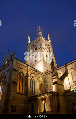 Southwark CAthedral in der Nacht Dämmerung Abenddämmerung London England UK Stockfoto