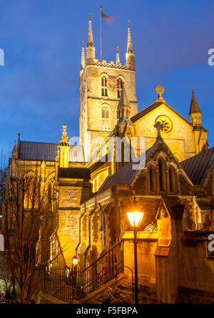 Southwark Cathedral in der Abenddämmerung Dämmerung Nacht London England UK Stockfoto