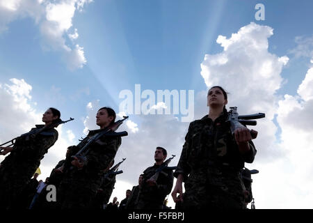 Kurdische Kämpfer der Volksschutzeinheiten YPG und der Frauenschutzeinheiten YPJ sind Teil der syrischen Demokratischen Kräfte, die an einer Beerdigungszeremonie für kurdische Kämpfer teilnahmen, die von IS oder ISILmilitanten auf einem Friedhof in der Nähe der Stadt Al-Malikiyah, auch Derek ( Kurdisch ) genannt, im Bezirk Al Hasaka oder Hassakeh in Nordsyrien getötet wurden Stockfoto