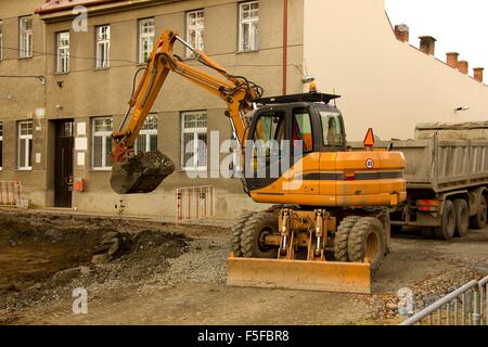 Bagger bei der Arbeit auf den Bau von neuen Straßen.  Foto aufgenommen am: 21. Oktober 2014 Stockfoto