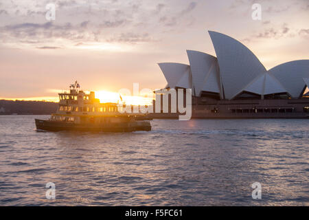 Sydney Fähren Versorgung vorbei Opernhaus Ar Sonnenaufgang-Morgenröte Sydney New South Wales NSW Australia Stockfoto