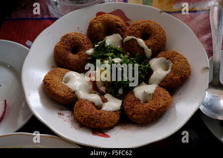 Frisch frittierte Falafelkugeln vom Boden aus Kichererbsen, serviert in einem Restaurant in der Stadt Al-malikiya auch als Derek (Kurdisch) in al-Hasaka oder Hassakeh Bezirk im nördlichen Syrien Stockfoto