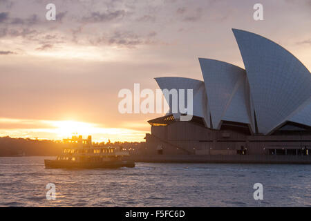 Sydney Fähren Alexander verlassen Circular Quay, vorbei an Oper im Morgengrauen Sydney New South Wales NSW Australia Stockfoto