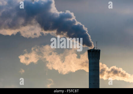 Dichter Rauch verlässt Schornsteine eines Kraftwerks in Zürich, Schweiz. Stockfoto