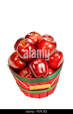 Rote Äpfel im Korb Stockfoto