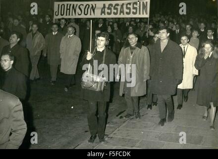 1962 - Kommunisten Bühne Demonstration gegen den Krieg In Vietnam: Eine kommunistische inszenierte Demonstration gegen den Krieg In Vietnam war letzte Nacht In Paris statt. Das Foto zeigt Demonstranten gestoppt von der Polizei auf ihrem Weg zur uns Botschaft. © Keystone Bilder USA/ZUMAPRESS.com/Alamy Live-Nachrichten Stockfoto