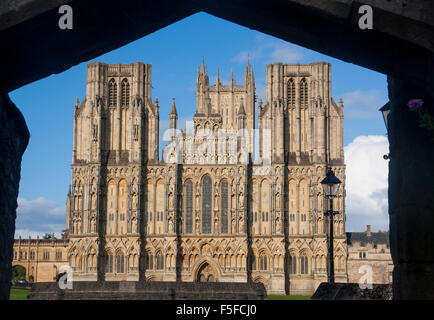 Wells Cathedral Westfassade gesehen durch Torbogen Wells Somerset England UK Stockfoto