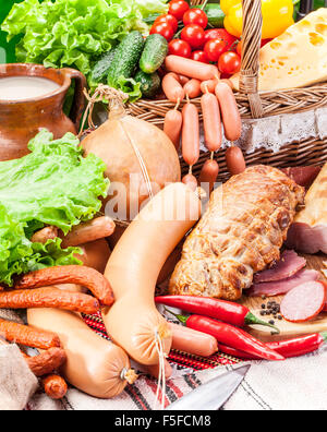 Auswahl an Fleisch-und Wurstwaren und andere Bauer Produkte. Stockfoto