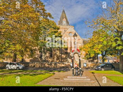 DORNOCH KATHEDRALE SUTHERLAND SCHOTTLAND MIT HERBSTLICHEN BÄUME Stockfoto