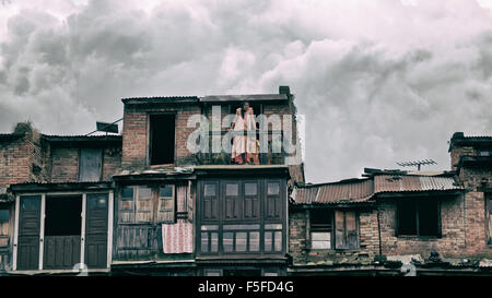 Kathmandu, Nepal - 19. Oktober 2013: Frau und Kind auf dem Balkon in der Nähe von Bhaktapur, Nepal Stockfoto