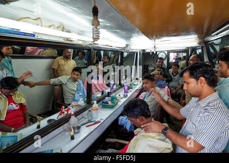 Kathmandu, Nepal - 3. November 2013: Unbekannte lokale Menschen, die einen Haarschnitt im Barber Shop in den Straßen von Kathmandu Stockfoto