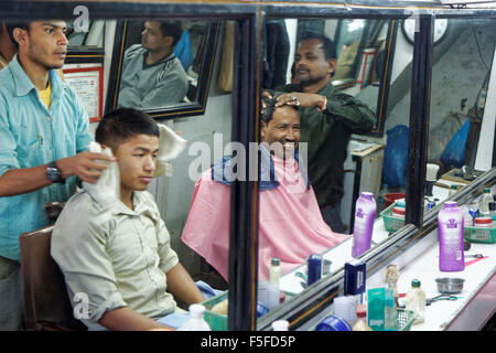 Kathmandu, Nepal - 3. November 2013: Unbekannte lokale Menschen, die einen Haarschnitt im Barber Shop in den Straßen von Kathmandu Stockfoto