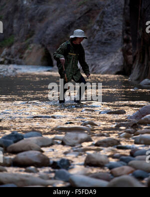 Zion Nationalpark, Utah, USA. 9. April 2012. Wanderer in der "Narrows" Wüste Schlucht des Virgin River im oberen Zion Canyon. Zion National Park liegt im Südwesten der Vereinigten Staaten, in der Nähe von Springdale, Utah. Ein hervorstechendes Merkmal des Parks 229-Quadrat-Meile ist Zion Canyon, die 15 Meilen lang und bis zur Hälfte ein Meile tief, durchschneiden rötlich und tan-farbigen Navajo-Sandstein von North Fork des Virgin River. Der Park umfasst Berge, Schluchten, Buttes, Tafelberge, Monolithen, Flüsse, Slot Canyons und natürliche Bögen. © Ruaridh Stewart/ZUMAPRESS.com/Alamy Live-Nachrichten Stockfoto