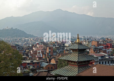 Blick von der Dachterrasse des Kathmandu vor dem Erdbeben beschädigt viele der Gebäude im Jahr 2015 Stockfoto