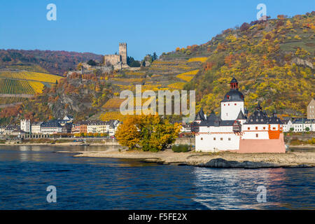 Burg Pfalzgrafenstein Castle, Upper middle Rhine Valley, Deutschland, in der Nähe von Kaub, Burg Gutenfels in den Rücken, Weinberge im Herbst Stockfoto