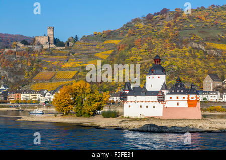 Burg Pfalzgrafenstein Castle, Upper middle Rhine Valley, Deutschland, in der Nähe von Kaub, Burg Gutenfels in den Rücken, Weinberge im Herbst Stockfoto