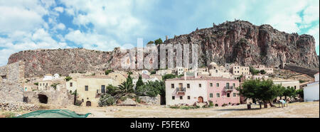 Panoramablick auf die Stadt von Monemvasia vom Tiefpunkt, Lakonien, Griechenland Stockfoto