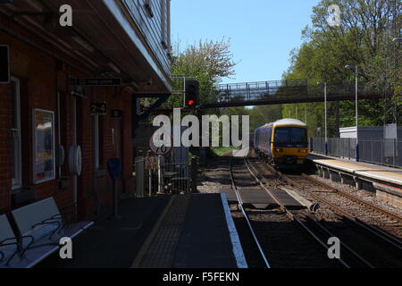 Suche entlang der Plattform in Richtung Lesung mit WMl2 im Blick und 66 Zug kommt durch die Station und einem Güterzug gerade gegangen Stockfoto