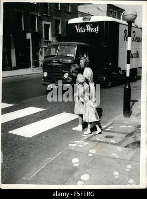 1967 - Spuren auf der Fahrbahn - als Sicherheitsmaßnahme '' the Crossings verwenden '' Schema in Bermondsey: eines der Sicherheitsmaßnahmen eingeleitet im Stadtteil Bermondsey London in einer Bemühung zu ermutigen, Fußgänger auf den Zebrastreifen zu benutzen sind weiße Spuren auf das Pflaster gemalt und führt bis zur Kreuzung. Dies ist Bestandteil der Sicherheit im Straßenverkehr-Plan begann durch diese und andere London Boroughs. Das Foto zeigt Jugendlichen gesehen, wie sie eine von den Fußabdruck markiert Kreuzungen in Bermondsay London heute Nachmittag verwenden. © Keystone Bilder USA/ZUMAPRESS.com/Alamy Live-Nachrichten Stockfoto