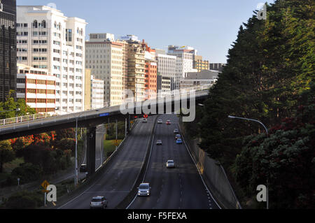 Ansicht von Gebäuden hinter Wellington Stadtautobahn und Bolton St. Überführung, Wellington, Nordinsel, Neuseeland Stockfoto