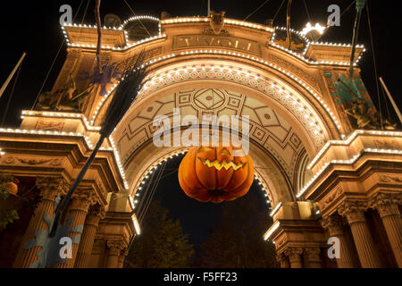 Eine große, gruselige Kürbiskopf im Torbogen am Eingang zu dem Tivoli in Kopenhagen auf einem dunklen Halloween-Nacht Stockfoto