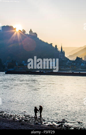 Skyline von Bacharach, eine Weinstadt im oberen Mittelrheintal, Deutschland Stockfoto