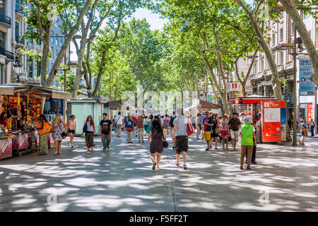 Spanien, Katalonien, Barcelona, La Rambla, Bäumen gesäumte Fußgängerzone, beliebt bei Touristen und Einheimischen gleichermaßen Stockfoto