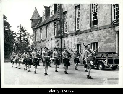 1959 - wie Vater Prinz wird gehe zu Gordonstoun.: Endlich ist die Nachricht, Prinz Charles Gordonstoun, seines Vaters alte Schule am Morey Firth in Schottland gehen an. Er wird zu Beginn des Sommersemesters Windmühle Lodge, ein Haus mit 60 Jungen am beitreten die? 519 pro Jahr 400 Schüler harte Schule. Seine Schulleiter werden Herr F.R.G. kauen, die die Schule seit 1959 geführt hat. Das Hauptziel des Gordonstoun, fand im Jahre 1934 von Dr. Kurt Hahn, ist die Entwicklung des Charakters und der Initiative, mit Schwerpunkt auf Selbstdisziplin und Ausdauer. Es gibt keinen Grund zu erwarten, dass Prinz Charles wil Stockfoto